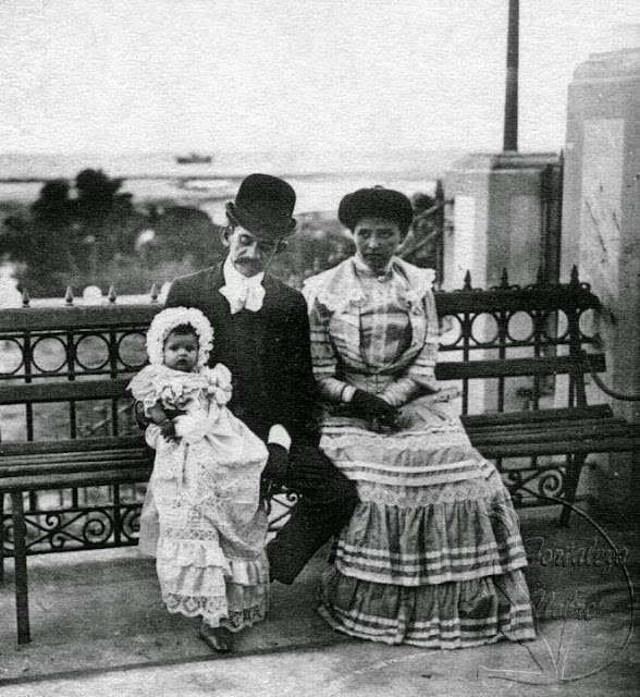 Os bancos da Praça do Ferreira