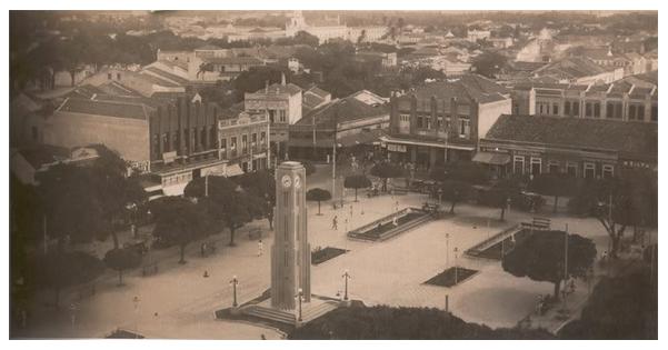 A Praça do Ferreira por Raimundo de Menezes
